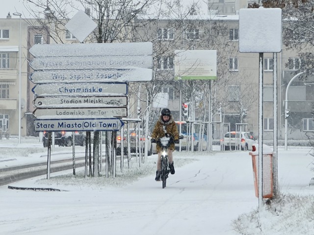 Od poniedziałkowego poranka (30.01) śnieg wyraźnie daje się we znaki. Wraz z początkiem ferii opady śniegu oraz chłodny wiatr wyraźnie dają się we znaki. Widać to w szczególności w przypadku samochodów i pieszych.