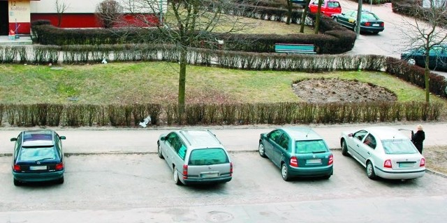 Zdjęcie zostało zrobione na jednym z parkingów przed blokami w Łomży. Gdyby kierowcy stanęli samochodami trochę bliżej siebie, byłoby miejsce na parkowanie pięciu aut a nie tylko trzech.
