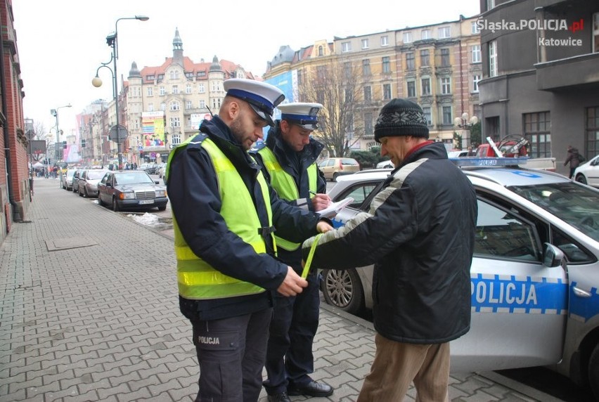 Policjanci rozdawali w Katowicach odblaski
