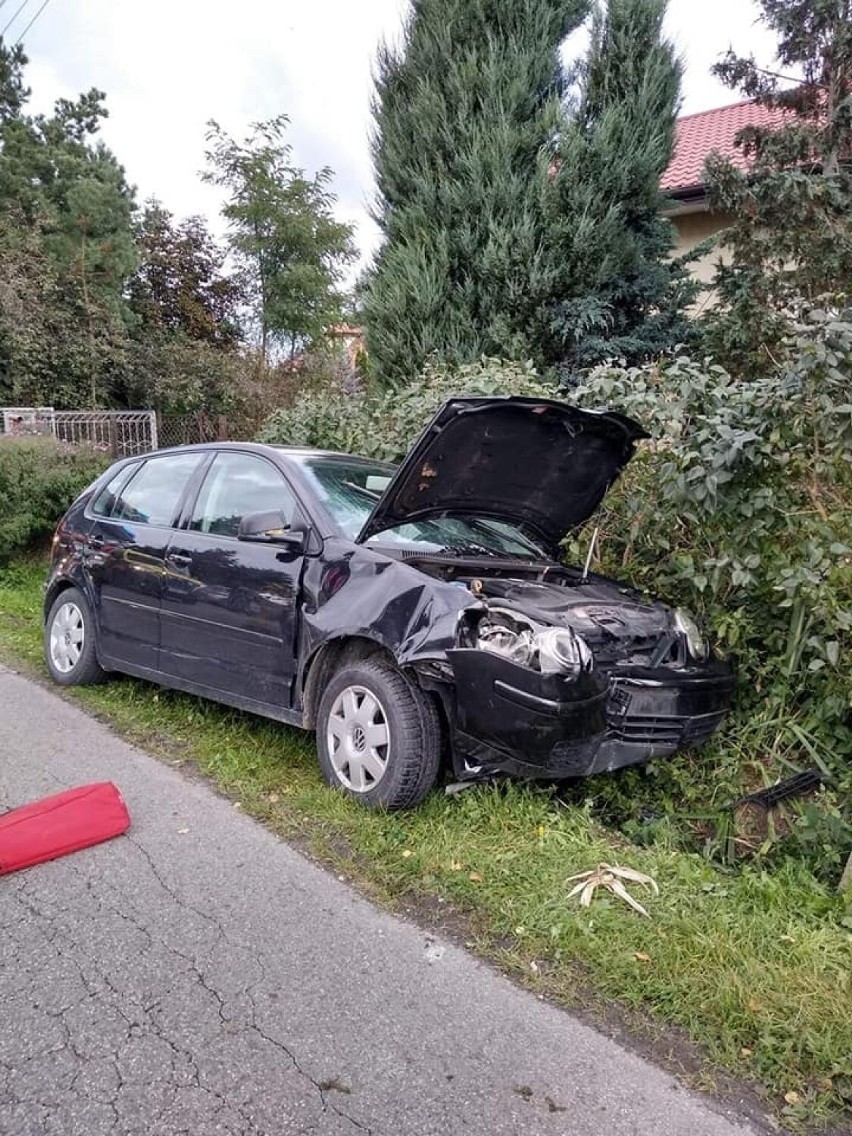 Samochód zderzył się z motorowerem i uderzył w słup. Jedna osoba została ranna 22.09.2021