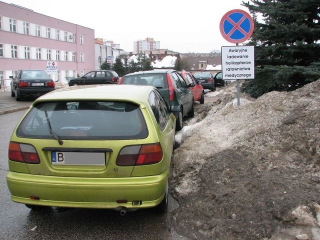 Zakaz zatrzymywania przed Uniwersyteckim Dziecięcym Szpitalem Klinicznym nie robi na kierowcach wrażenia. Parkują obok lądowiska dla śmigłowców.