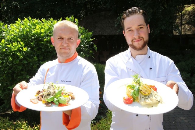 Artur Mrozik - szef kuchni, oraz Dawid Pakuła - kucharz, prezentują smaczne obiady serwowane w restauracji Leśny Dwór. Są wśród nich potrawy z dorsza, filety z kurczaka w ziołach oraz pełnoziarnisty makaron penne, który z powodzeniem może zastąpić ten tradycyjny, do którego jesteśmy przyzwyczajeni.