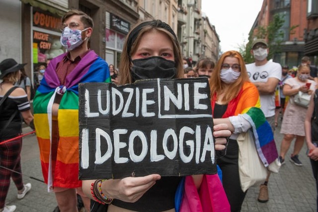 – To nie ideologia, to osoby, które nie wytrzymały i popełniły samobójstwo – mówi aktywista  LGBT Bart Staszewski, w odpowiedzi na słowa Andrzeja Dudy