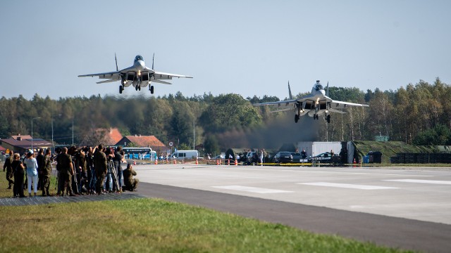 Na specjalnie przystosowanej drodze, która może służyć jako pas lotniskowy, lądowali również piloci z 22 Bazy Lotnictwa Taktycznego w Malborku.