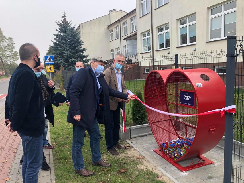 Uroczyste przekazanie kosza na nakrętki. Od lewej:...