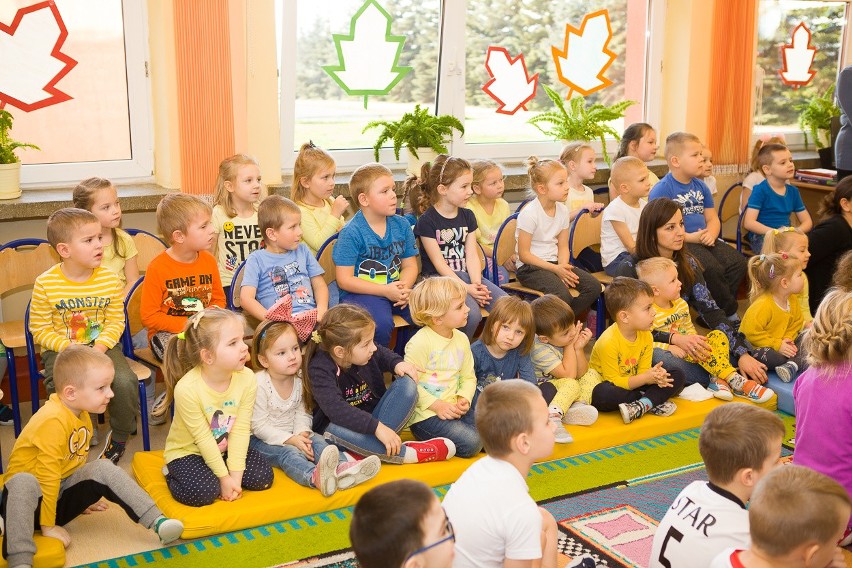 Mariusz Jurkiewicz i Angel Fernandez Perez z PGE VIVE Kielce czytali dzieciom bajki w Szerzawach (ZDJĘCIA)