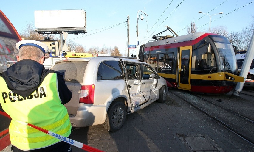 Wypadek tramwaju na Zgierskiej. 5 osób poszkodowanych [ZDJĘCIA+FILM]
