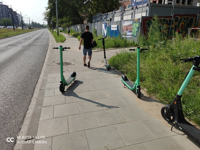 Elektryczne hulajnogi nadal pozostawiane są, gdzie popadnie