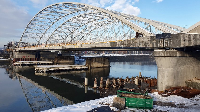 Znikają podpory jednego z mostów na Wiśle w Krakowie