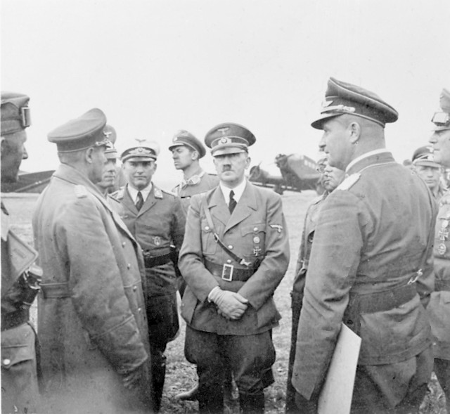 Adolf Hitler podczas wizyty na lotnisku w Neudorf (dziś Polska Nowa Wieś) 10 września 1939 roku. Niecały miesiąc później Hitler mógł zginąć podczas defilady, jaką zorganizowano w Warszawie. Wtedy &#8211; podobnie jak w przypadku innych zamachów &#8211; w niezwykły sposób sprzyjało mu szczęście.