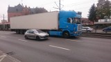 Zderzenie dwóch ciężarówek i osobówki na Wałach Jagiellońskich w Gdańsku