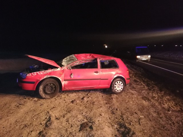 Do zdarzenia drogowego doszło wieczorem na drodze numer "11" w okolicy Manowa. Dachował vw golf. Jedna osoba została ranna. Zobacz także: Białogard: Śmiertelny wypadek w Nasutowie koło Białogardu