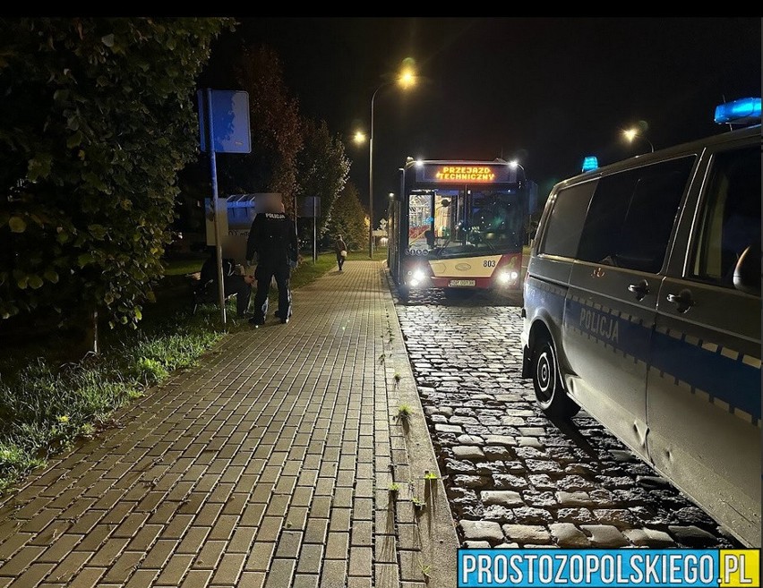 Policjanci wyprowadzili z autobusu MZK uciążliwego pasażera.