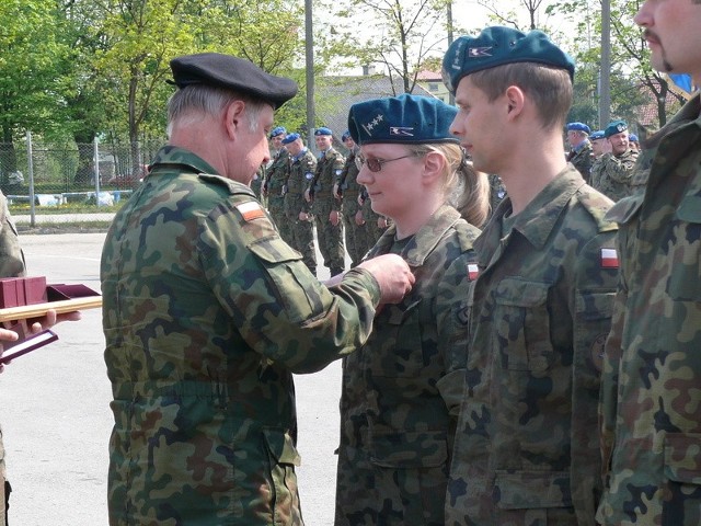 Podczas uroczystości wyróżnieni żołnierze, zostali odznaczeni.