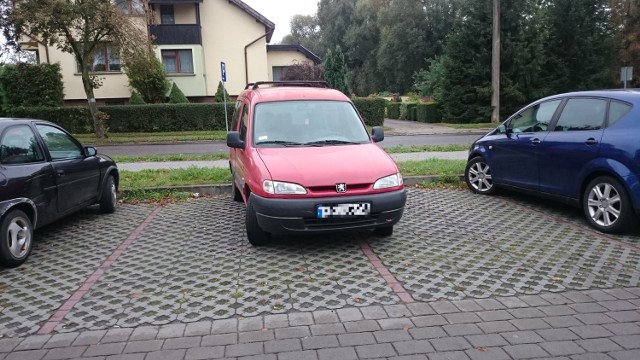 Zdjęcie autodrania, który zaparkował na parkingu przy szpitalu w Międzyrzeczu, przysłał nam nasz Czytelnik.