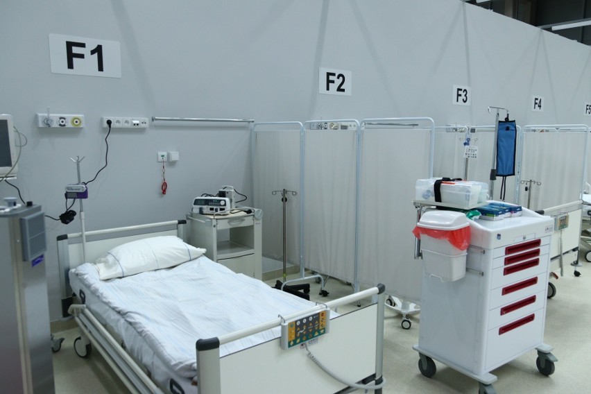 Wojewoda opolski zwiększa liczbę łóżek covidowych o ponad 400 i apeluje do lekarzy o zgłaszanie się do szpitala tymczasowego