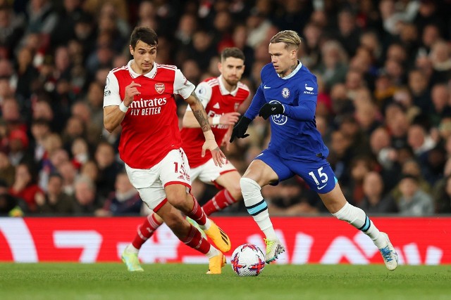 Polski obrońca Arsenalu, Jakub Kiwior w pojedynku ze skrzydłowym Chelsea, Mychajło Mudrykiem