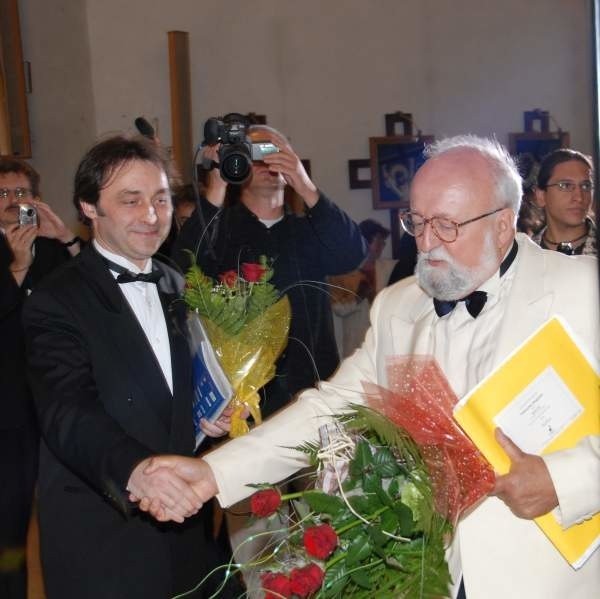 Mistrz Krzysztof Penderecki dziękuje  Robertowi Grudniowi za wykonanie partii solowej na organach .