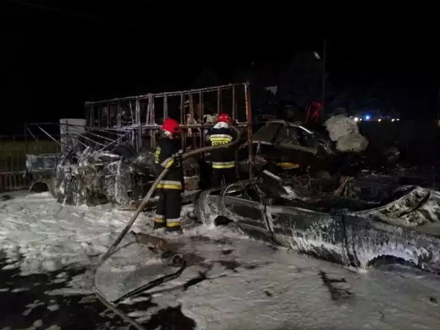 Podczas gaszenia pożaru w składzie auto złomu.