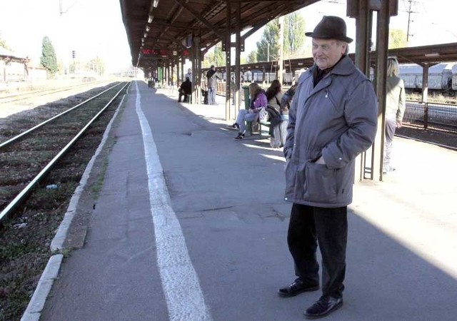 - Czekam na córkę, a pociąg z Warszawy jest 20 minut opóźniony &#8211; mówi Marian Dusza, którego spotkaliśmy na radomskim dworcu.