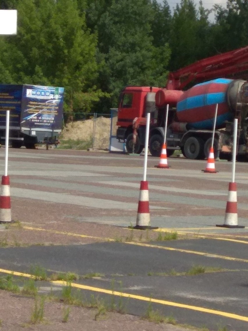 Ciężarówki z betonem jeżdżą przez plac egzaminacyjny przy ulicy Smutnej w Łodzi. Kursanci są w szoku [ZDJĘCIA]