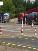 Ciężarówki z betonem jeżdżą przez plac egzaminacyjny przy ulicy Smutnej w Łodzi. Kursanci są w szoku [ZDJĘCIA]