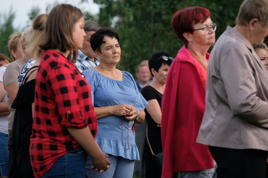 Na zakręcie śmierci w Leszczawie Dolnej ponownie postawili krzyż. Ściął go podczas wypadku ukraiński autokar [ZDJĘCIA]