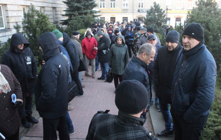 Społeczna kolejka do wymiany pieców w Radomiu. Jest ponad 140 osób, wielu czeka w nocy pod urzędem