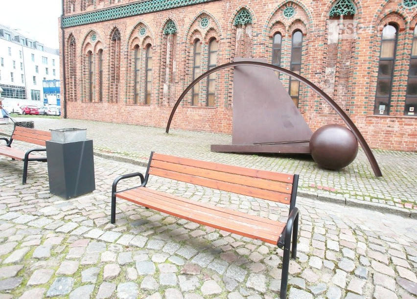 Szczecińska radna chce obrócenia ławek na Rynku Siennym tak, by móc podziwiać rzeźbę. Odpowiedź władz miasta
