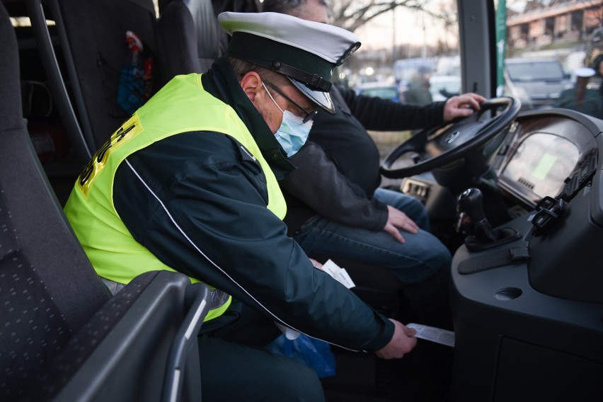 Ponad 770 skontrolowanych autobusów, 23 zatrzymane dowody...