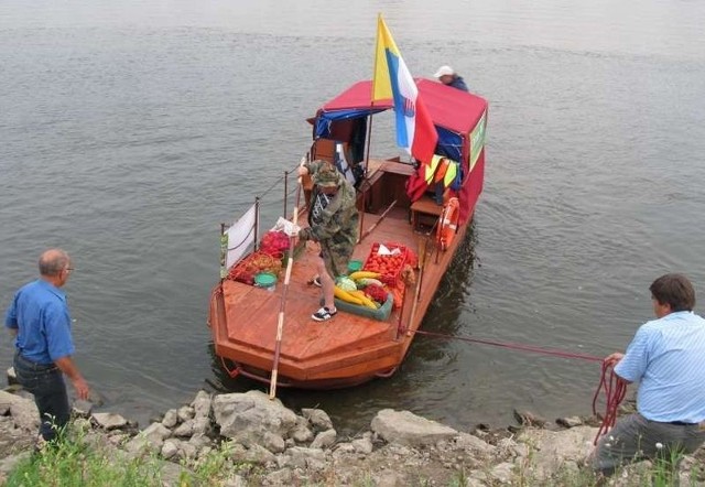 Tratwa "Ponidzie&#8221; dobija do brzegu w Połańcu