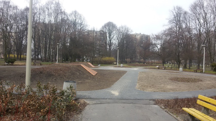 Park w Sosnowcu za urzędem zmienia się bardzo powoli ZDJĘCIA