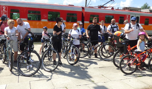 Pół setki cyklistów pod szyldem Kieleckiej Masy Krytycznej zawitało po raz pierwszy na Ponidzie. Przyjechali do Buska-Zdroju reaktywowaną niedawno linią kolejową z Kielc, promując tym samym nowe połączenie. Buski dworzec kolejowy stał się punktem startu do kilkugodzinnej wycieczki rowerowej.  >>> ZOBACZ WIĘCEJ NA KOLEJNYCH ZDJĘCIACH 