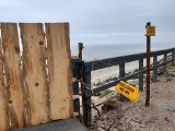Schody na plażę zabite deskami. Urząd Morski planuje zabezpieczenie brzegu morskiego