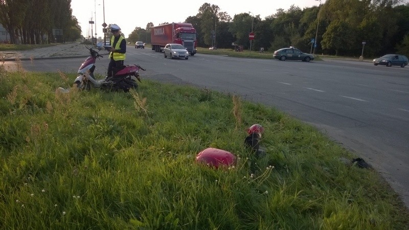 Wypadek na ul. Dąbrowskiego. Zderzenie skutera i samochodu [ZDJĘCIA]