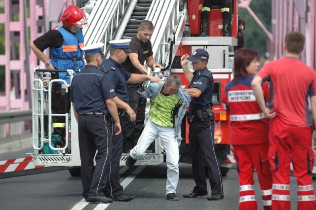 Po godzinie negocjacji niedoszły skoczek zdecydował się na powrót na ziemię. Został skuty w kajdanki i odwieziony do policyjnego aresztu