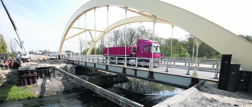 Na ulicy Sułowskiej kierowcy jadą już nowym mostem Widawskim