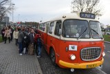 Zabytkowy "ogórek" kursował dziś po toruńskich ulicach! Zobaczcie na zdjęciach jak bawili się uczestnicy przejazdu autobusem marki Jelcz