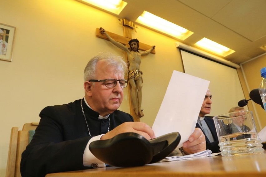Kuria kielecka podała liczbę kapłanów oskarżonych o kontakty seksualne z dziećmi. Biskup przeprasza osoby skrzywdzone przez księży 