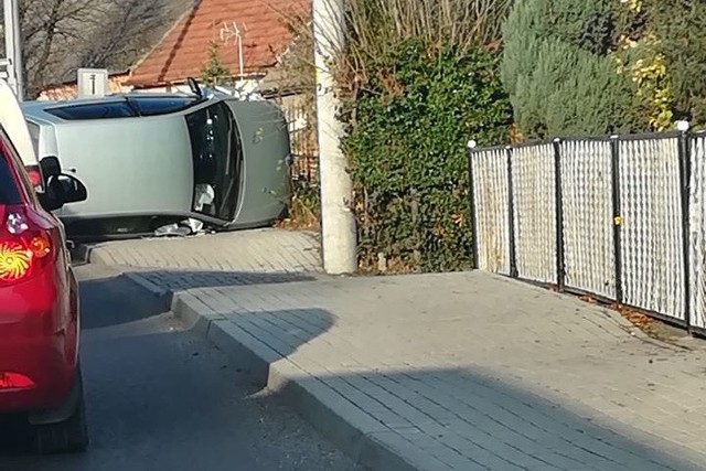 Utrudnienia w dojazdach na trasie do Wrocławia. Kierowca, który zlekceważył znaki informujące o ograniczeniu prędkości, stracił panowanie nad samochodem i położył auto na boku. Na szczęście nie zrobił krzywdy ani sobie, ani innym osobom przechodzącym chodnikiem