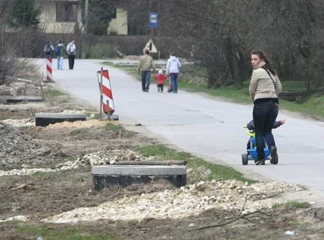 Rodzice spacerujący z maluchami oraz dzieci powinny już chodzić po chodniku. Ale nie mogą, bo pobocze jest rozbebeszone, a wykonawcy remontu nie ma&#8230;