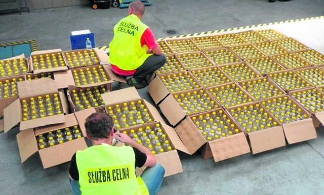 W lipcu 2014 roku łomżyńscy celnicy zatrzymali dostawczego citroena, którym kierował 38-letni mieszkaniec Szczytna. Podczas sprawdzania pojazdu okazało się, że samochód załadowany jest kartonami, w których znajdowało się ponad tysiąc plastikowych butelek z alkoholem (odkażany spirytus      techniczny).