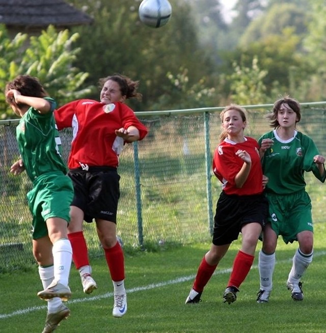 W niedzielnym meczu drugiej ligi piłki nożnej kobiet drużyna Sokoła Kolbuszowa Dolna (w czerwonych koszulkach) bezbramkowo zremisowała z Tytanem Wisznice.