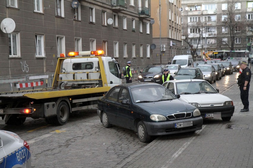 Po całym mieście już porozstawiano znaki zakazu parkowania....