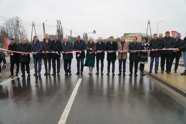 Oficjalne otwarcie jezdni w Kazanowie odbyło się w czwartek, 16 grudnia. Uczestniczyli w niej przedstawiciele samorządów lokalnych i Urzędu Marszałkowskiego Województwa Mazowieckiego.