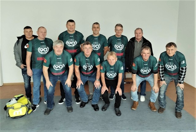 To tylko część piłkarzy, tworzących 90-letnią historię futbolu w Chełmku.
