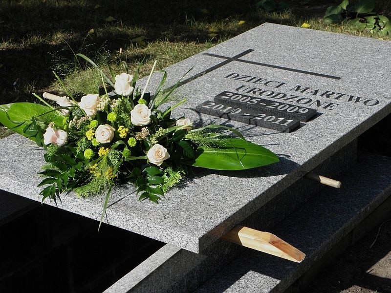 Urny z prochami 110 dzieci pochowano na cmentarzu w Inowrocławiu [zdjęcia] 