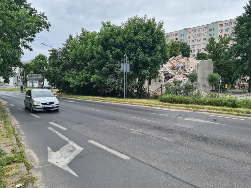 Z pejzażu Przedmieścia Mokrego znika dom usytuowany między...