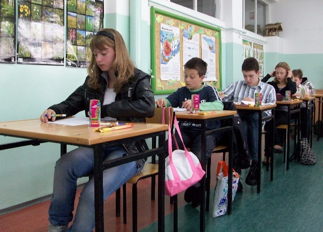 Dzisiaj w Szkole Podstawowej nr 10 im. Mikołaja Kopernika w Głogowie odbył się powiatowy konkurs języka angielskiego. Wzięło w nim udział 24 uczniów klas szóstych.