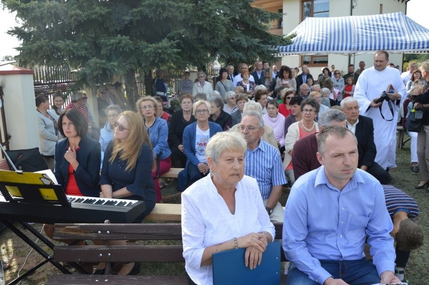 Maryjna kapliczka stanęła przy ulicy Koszykowej w Suchedniowie. Na poświęcenie przyszło mnóstwo ludzi (ZDJĘCIA)